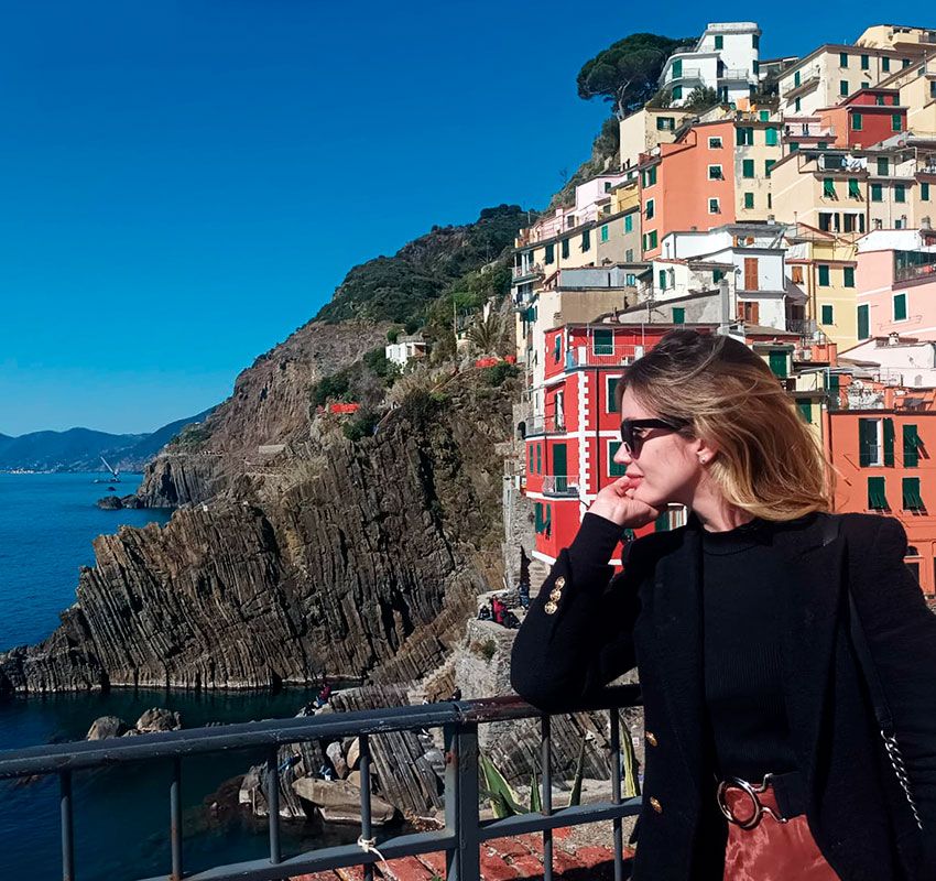 Rebecca Lima posa apoyada en la barandilla de un mirador de Cinque Terre, en la Riviera italiana