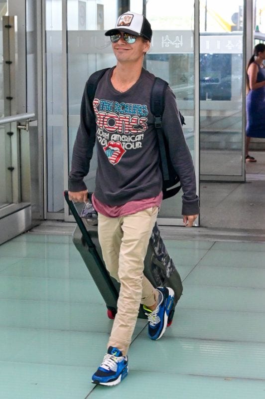 Julio José Iglesias entrando al aeropuerto de Madrid