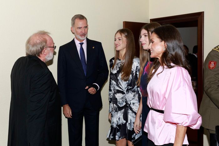 La Familia Real con el director del concierto Premios Princesa de Asturias 2023