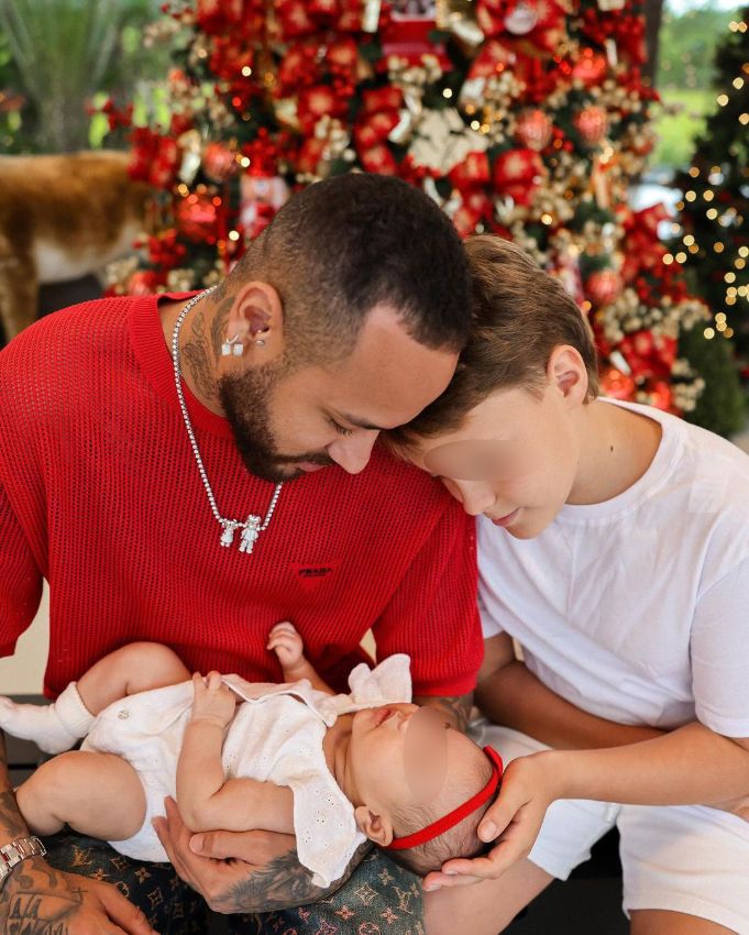 Neymar con sus dos hijos en Navidad