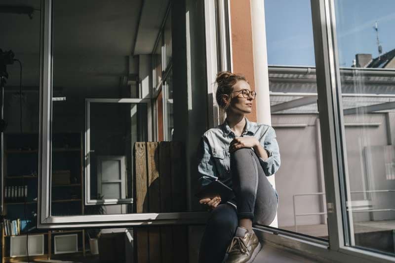 mujer ventana