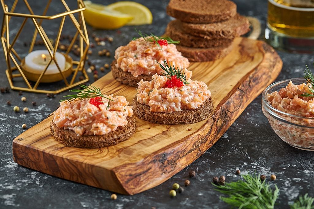 Tostas de tartar de salmón