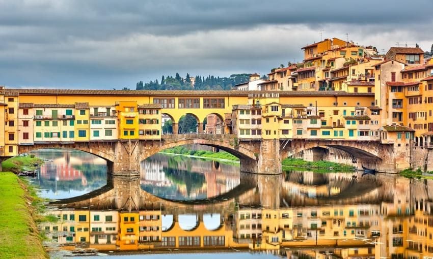 pone vecchio sobre el rio arno en florencia italia