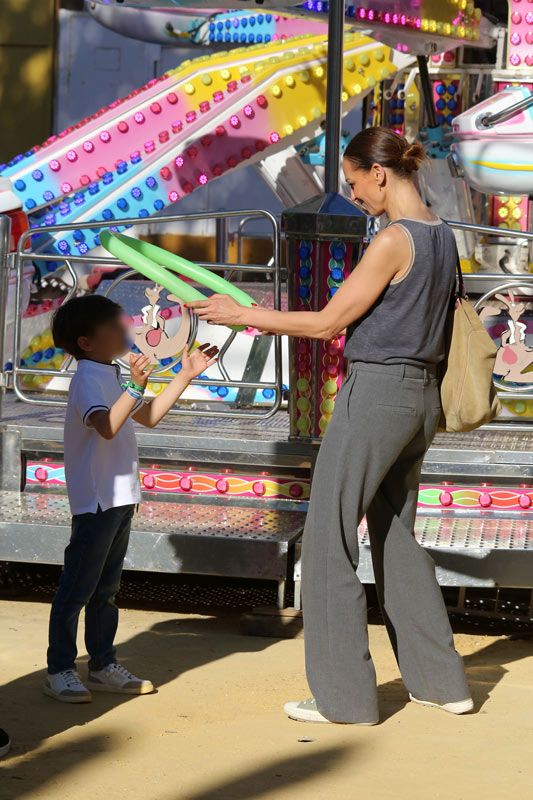 Eva González en la feria de Mairena del Alcor con su hijo