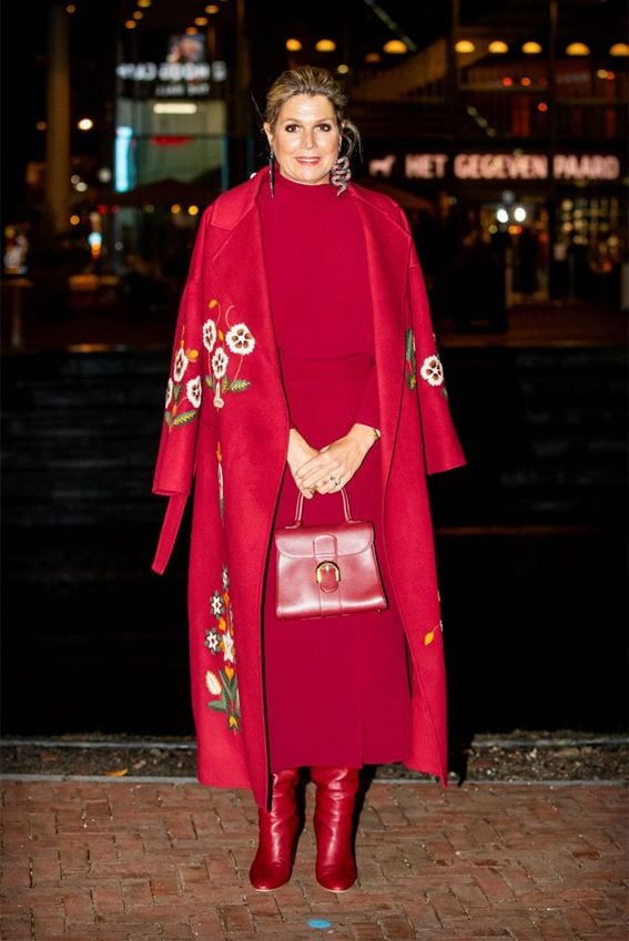 La reina Letizia recupera su vestido burdeos de Massimo Dutti