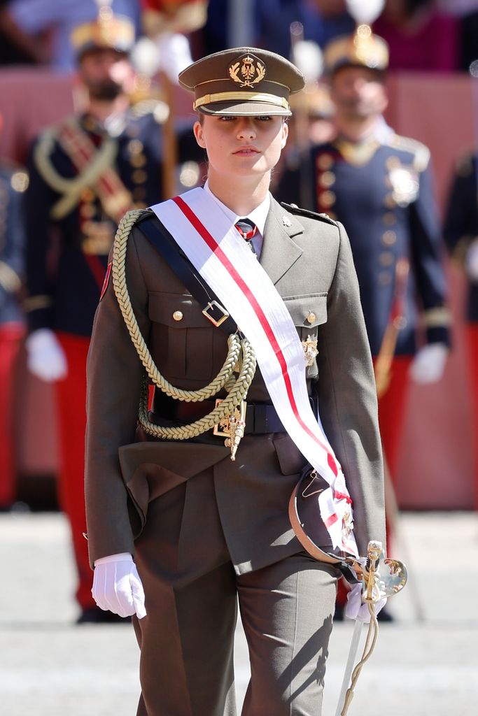 La princesa Leonor recibe la Gran Cruz del Mérito Militar de manos del rey Felipe