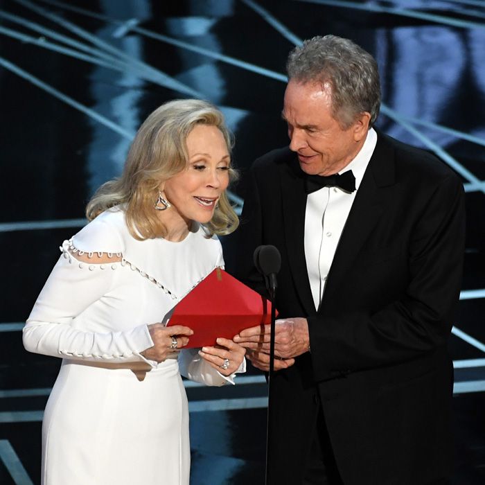 Warren Beatty y Faye Dunaway, coincidiendo con el 50 aniversario de de 'Bonnie & Clyde', leyeron, fueron los encargado de entregar el Oscar a la mejor película, un galardón que entregar a 'La La land' cuando la ganadora era 'Moonlight'
