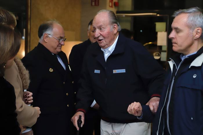 El rey Juan Carlos anima a su hija, la infanta Elena, en las regatas de Sanxenxo