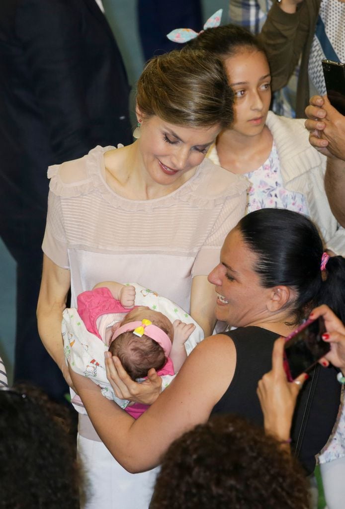 La imagen más maternal de la reina Letizia en Las Palmas de Gran Canaria. Abril de 2017