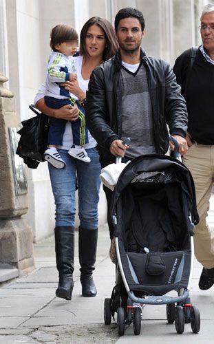 Lorena Bernal y Mikel Arteta, de paseo con el pequeño Gabriel por las calles de Liverpool