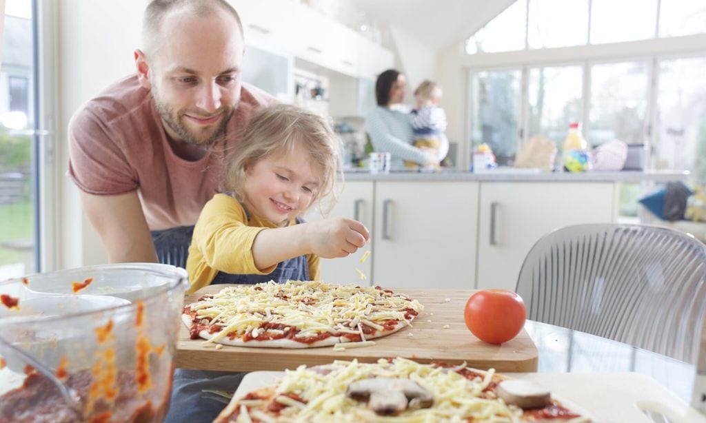 ni a cocina con su padre