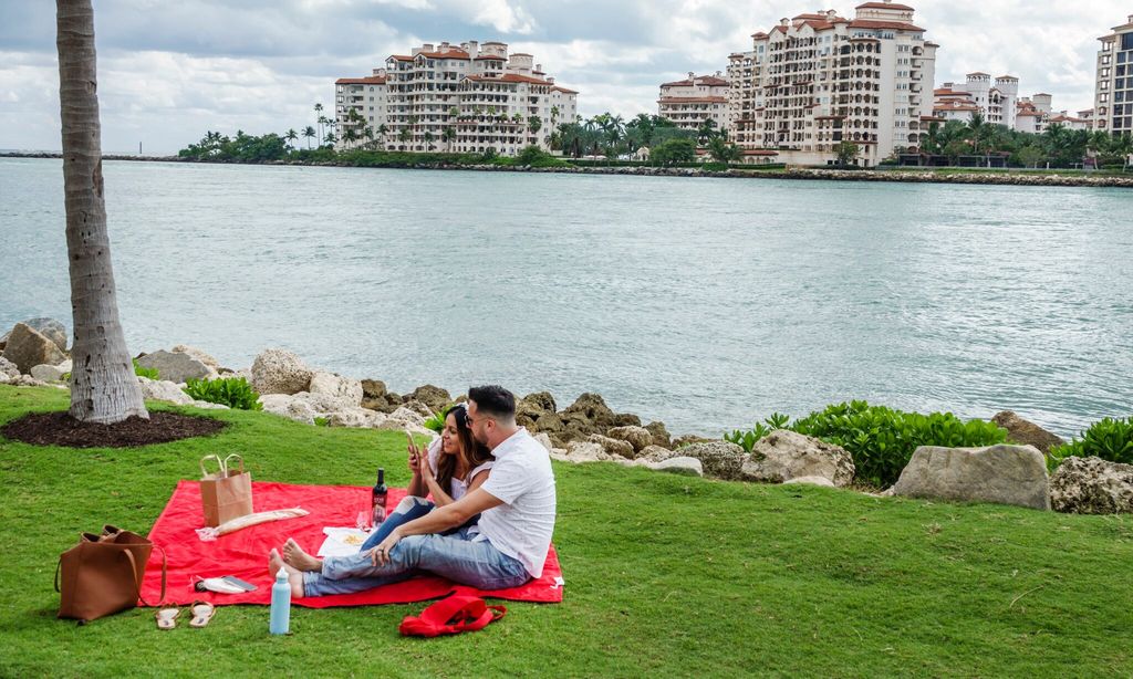 Miami Beach, couple picnicking in South Pointe Park