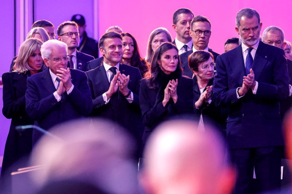 Felipe VI y Doña Letizia junto a Macron acuden a la conmemoración del 80º aniversario de la liberación del campo de concentración y exterminio de Auschwitz-Birkenau .