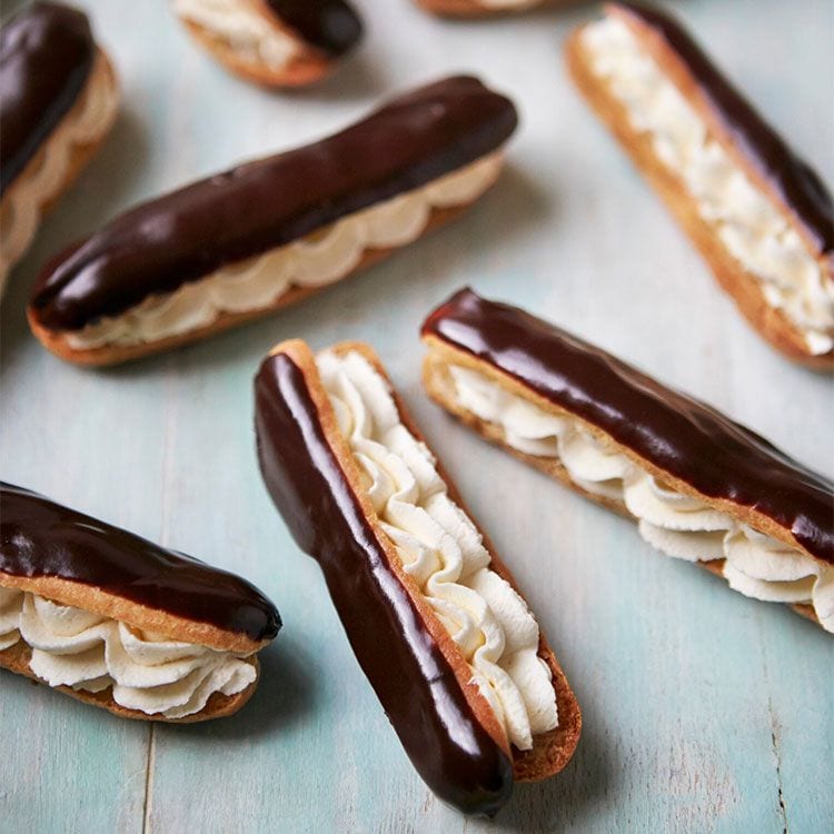 'Éclairs' rellenos de nata con glaseado de chocolate