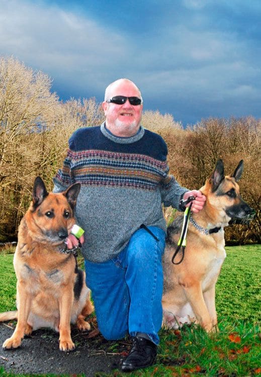 Alan Roberts junto a su perro Oliver y otro de sus lazarillos