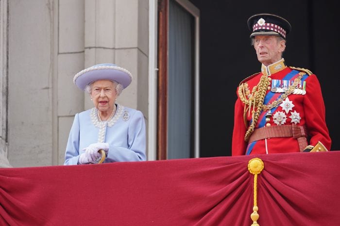 Isabel II marca la diferencia entre los que están en el balcón y los que no