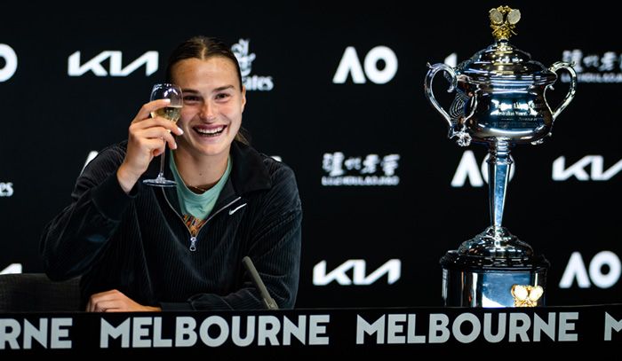 Aryna Sabalenka brinda por su triunfo