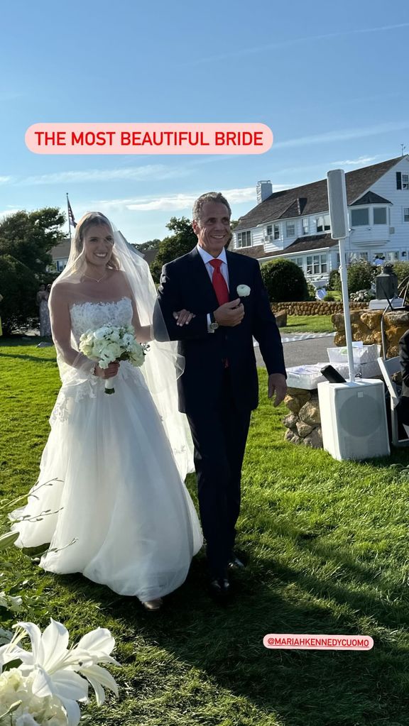 La novia llega del brazo de su padre, el exgobernador Andrew Cuomo