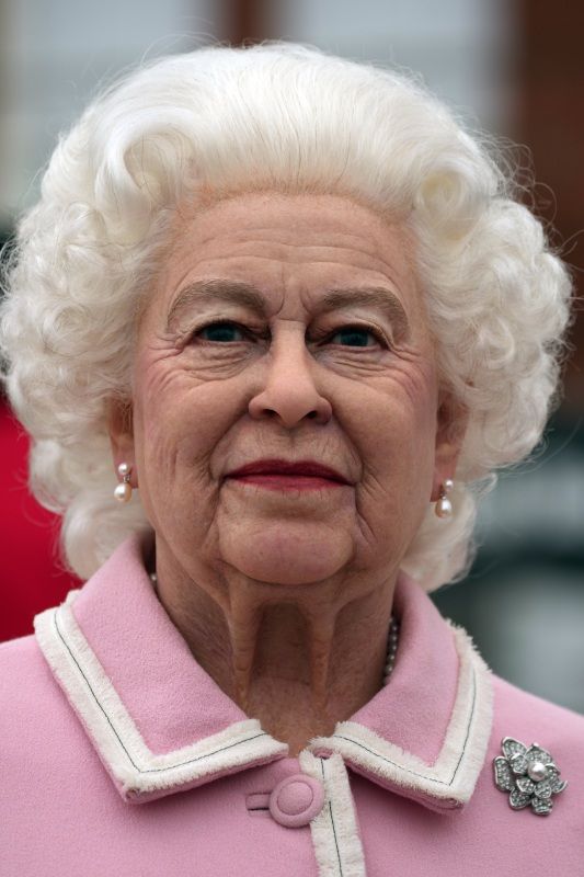 Nueva figura de cera de Isabel II, ¿cuál es la real y cuál la imagen?