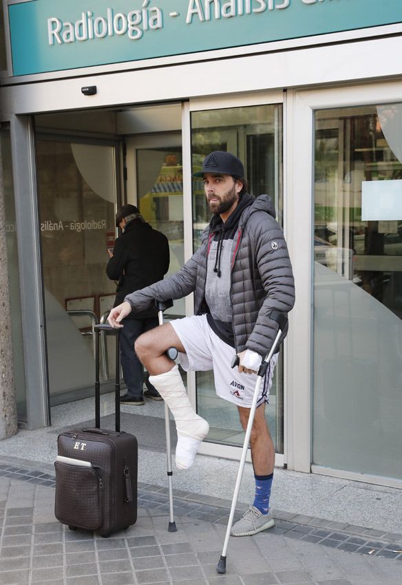 Javier Ungria recibe el alta hospitalaria, acompañado de Elena Tablada