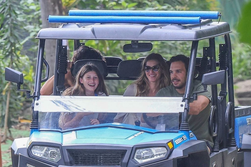 Gisele y los suyos fueron captados saliendo de su bungalow en Costa Rica.