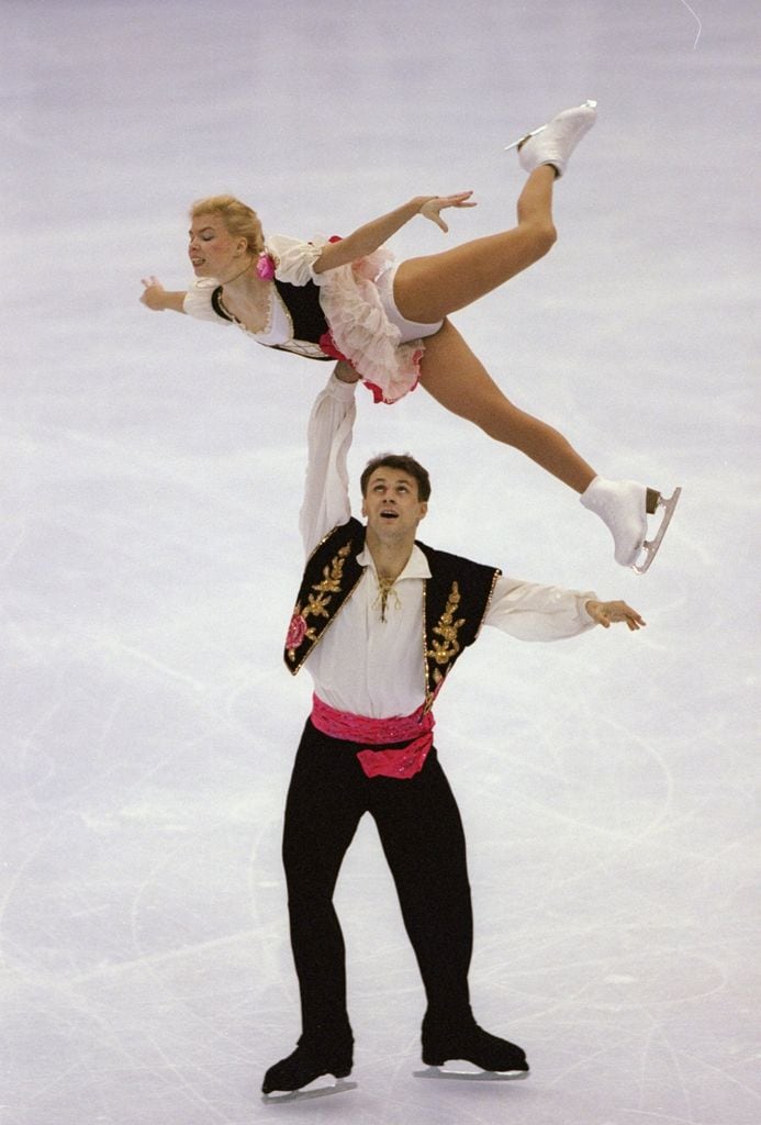 Vadim Naumov y Evgenia Shishkova haciendo su rutina en el Thrifty Car Rental Skate America en la Arena Joe Louis en Detroit, Michigan, el 25 de octubre de 1997. Crédito: Todd Warshaw /Allsport