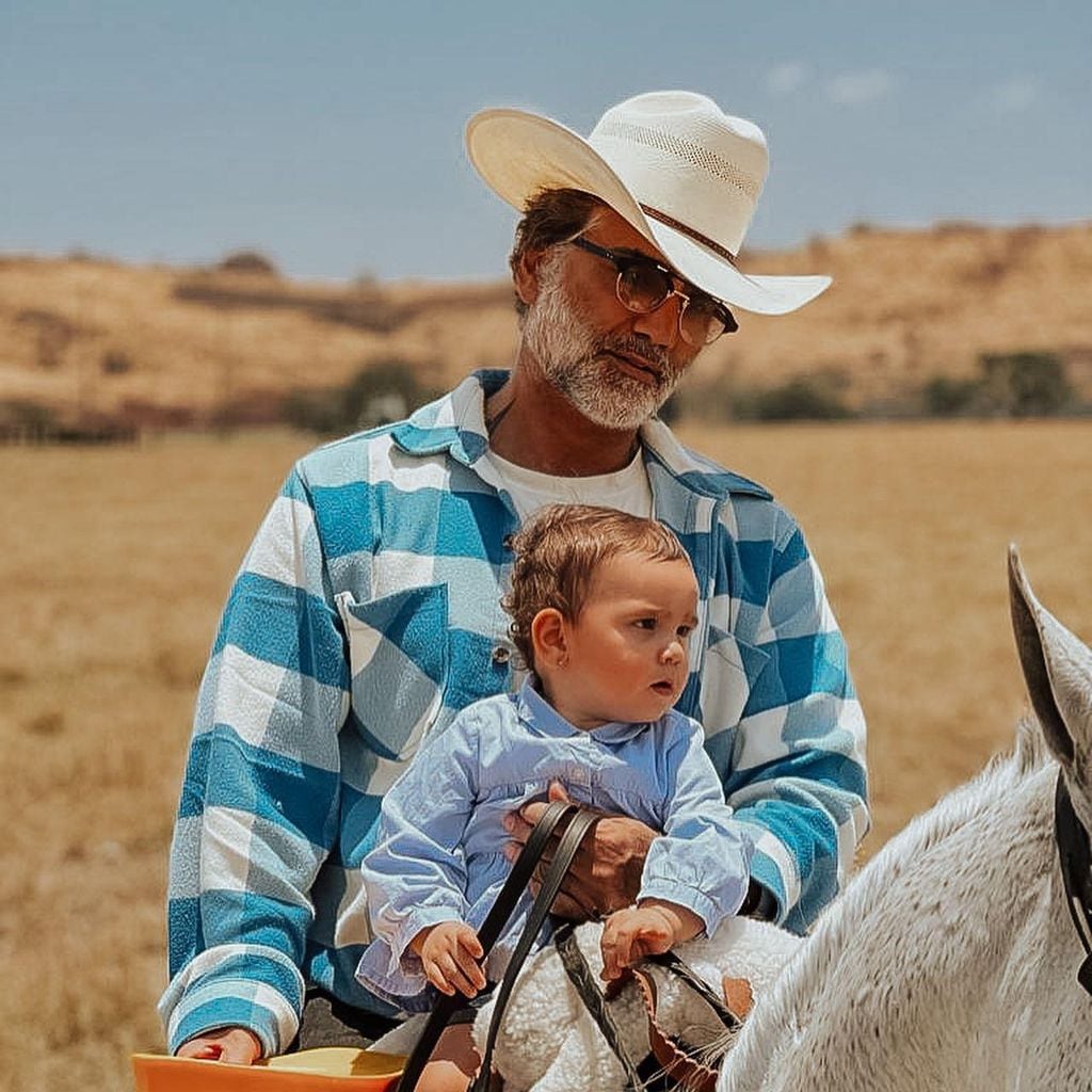 Alejandro Fernández y su nieta Cayetana