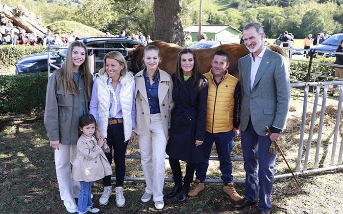 Los Reyes y sus hijas Leonor y Sofía visitan el Pueblo Ejemplar de Asturias 2023
