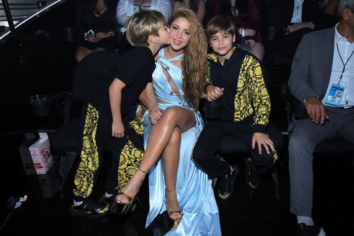 Shakira y sus hijos Milan y Sasha en los MTV VMA's