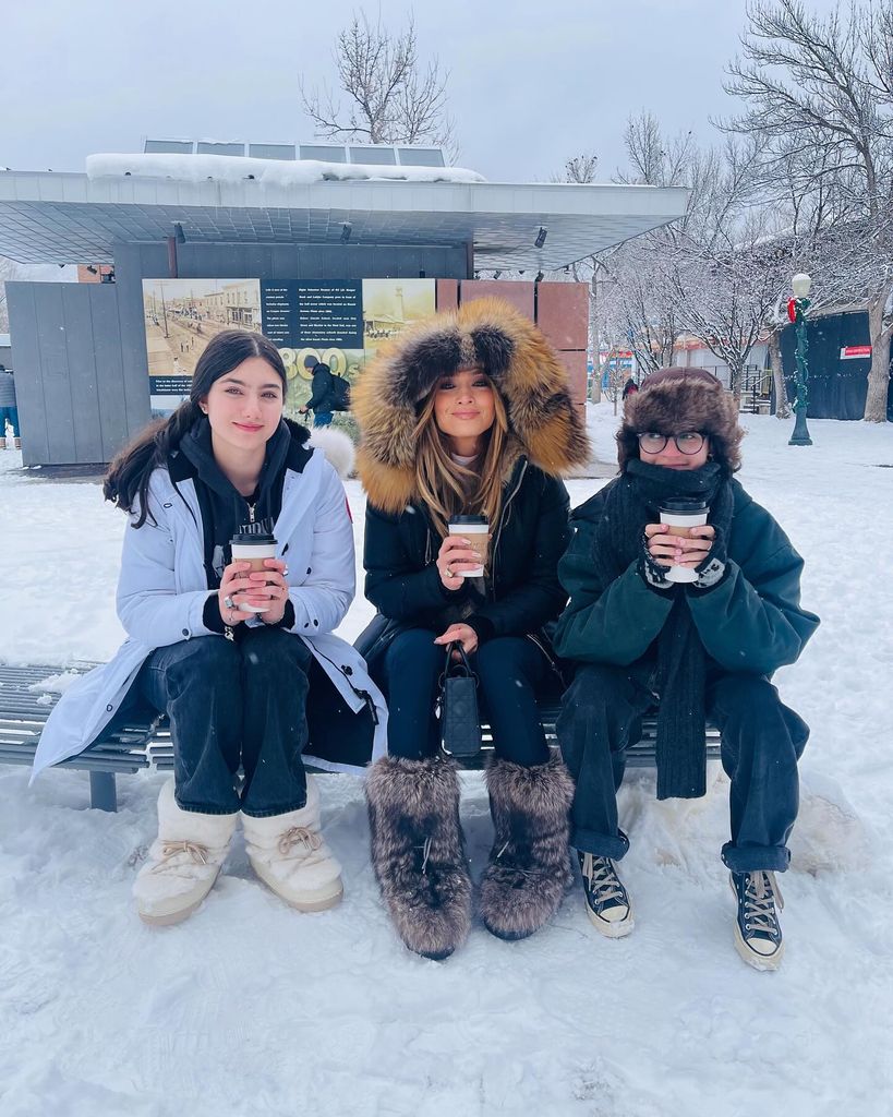 Jennifer Lopez compartió esta foto con su hija Emme y su sobrina Lucei.