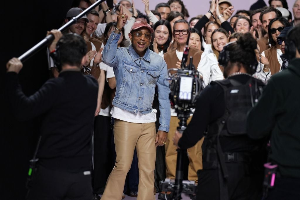 Pharrell WIlliams agradeció a público con el resto de su equipo, una conducta poco usual y humilde por parte del diseñador. 