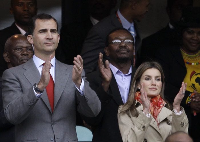 Los reyes Felipe y Letizia en un campo de fútbol