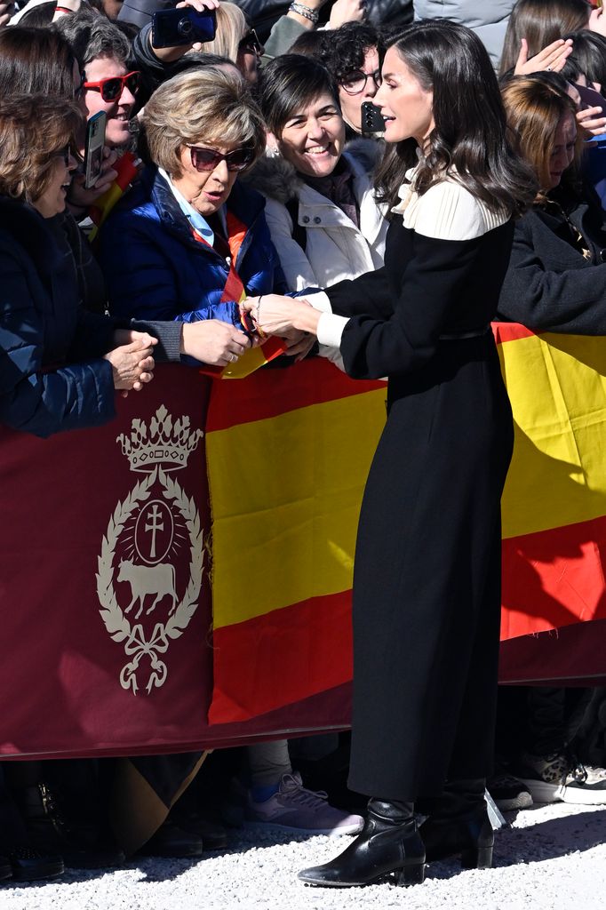 La reina Letizia rescata el mono victoriano y bicolor con el que causó sensación en Croacia