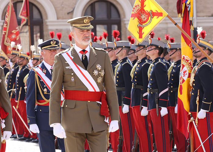 Felipe VI pasa revista