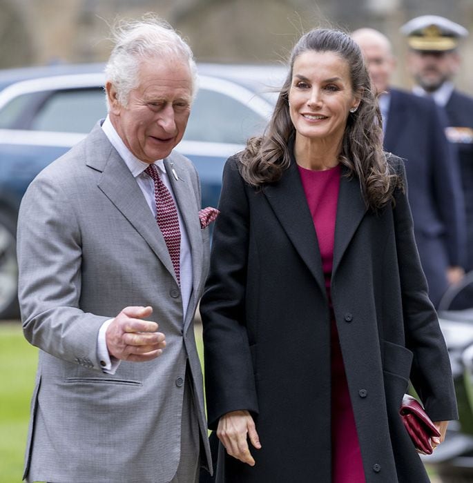 reina letizia en la spanish gallery con el príncipe carlos