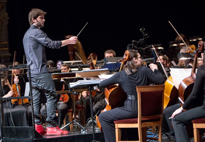 El artista, en diciembre de 2015 durante el concierto que dirigió en el Teatro Real con la Barbieri Symphony Orchestra.
