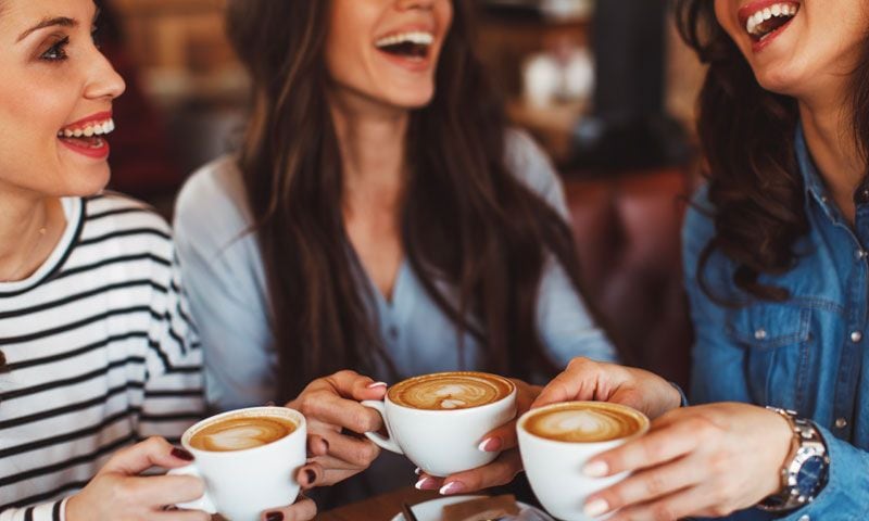 amigas tomando cafe