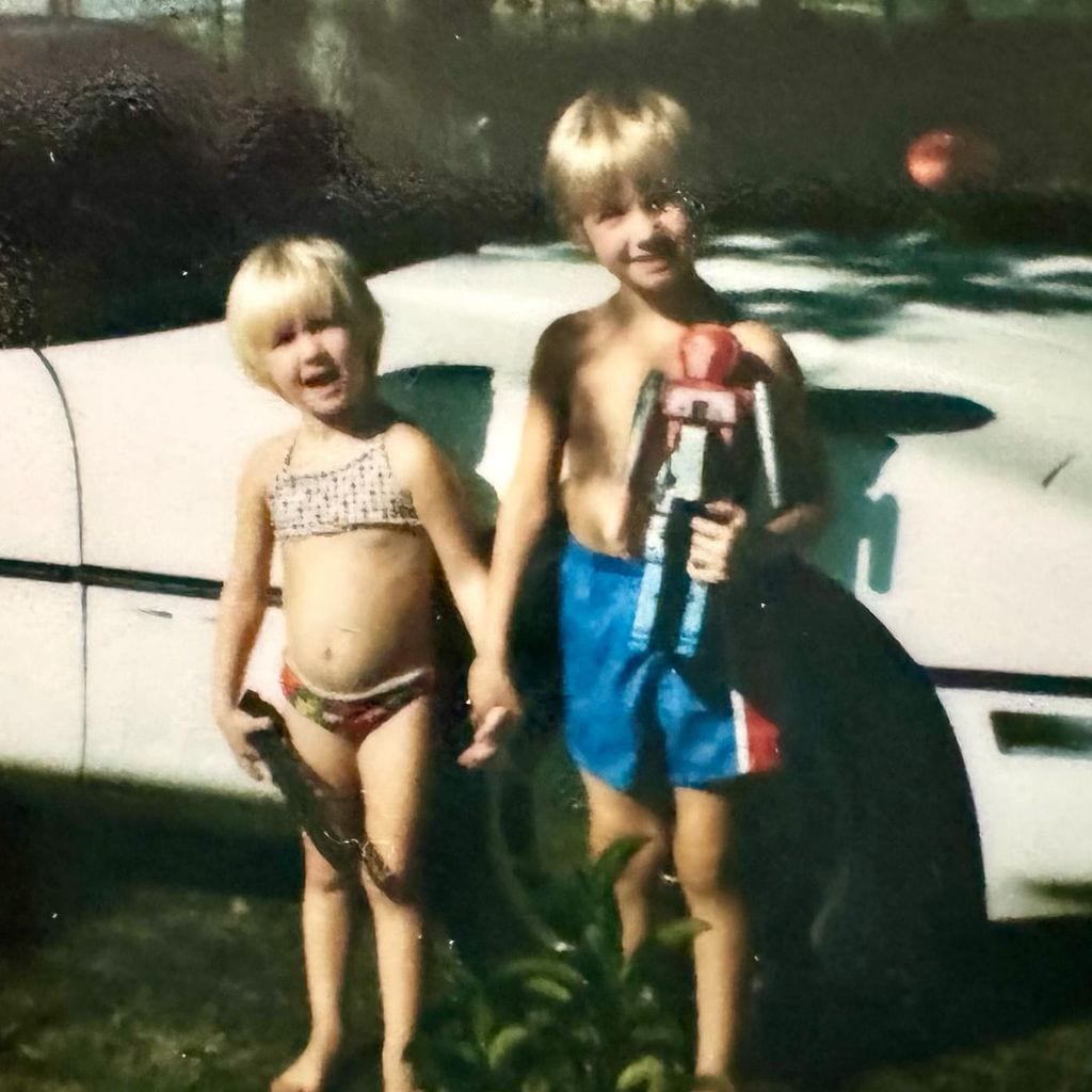 Nick Carter con su hermana Bobbie Jean