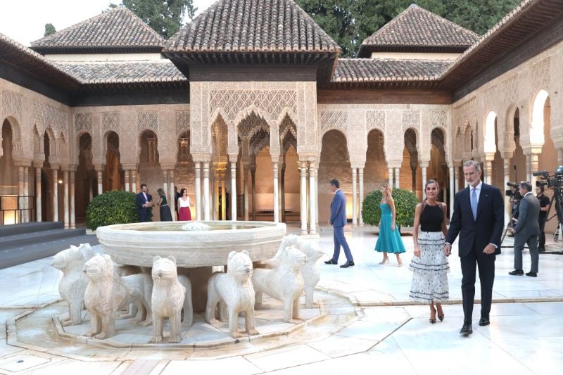 Los Reyes en el Patio de los leones de la Alhambra