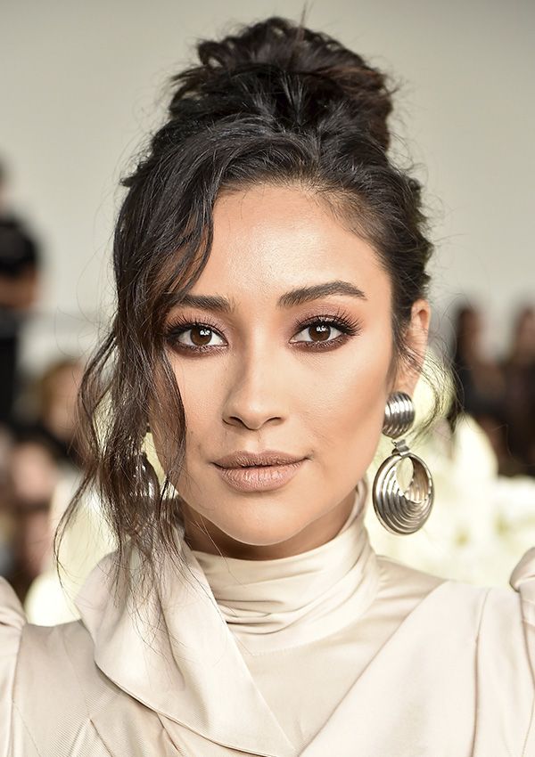 shay mitchell pelo recogido rizado