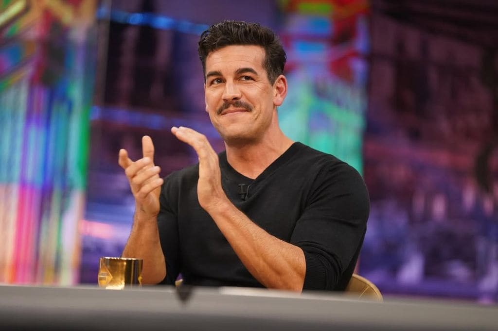 Mario Casas promociona su nueva película de época, 'El secreto del orfebre', en El Hormiguero 