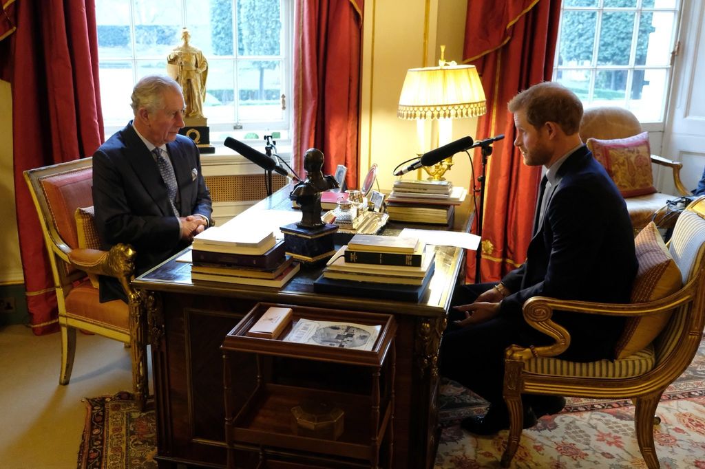 El príncipe Harry le hizo una entrevista a su padre, siendo príncipe de Gales, para una radio de Londres. Eran otros tiempos, cuando no había comenzado el conflicto o al menos no se había hecho público.