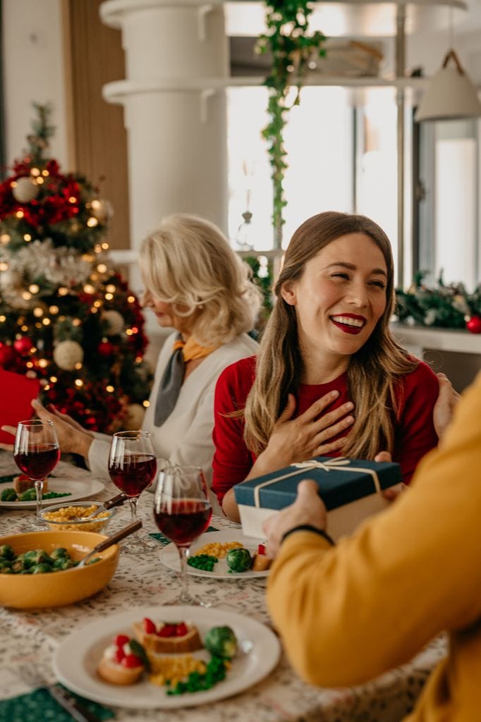 familia dando regalos navidad