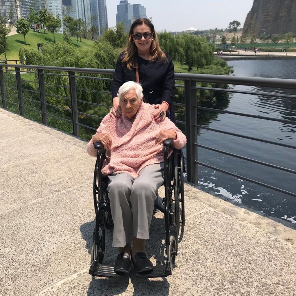 Laura Zapata y su abuela