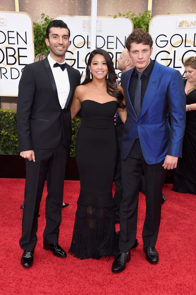 Justin Baldoni, Gina Rodríguez y Brett Dier en la gala de los Globos de Oro de 2015