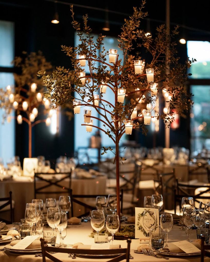 Mesa de boda con árbol