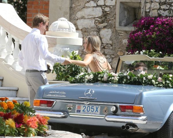 El campeón de Fórmula 1 Nico Rosberg dio el 'sí quiero' el año pasado en Mónaco a su novia Vivian Sibold, y eligió para la ocasión un Mercedes convertible de los años 60.
