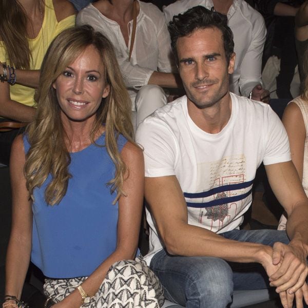 Lara Dibildos, en el 'front row' de la Fashion Week Madrid junto a Pablo Marqués y Ana Barrachina, la hija de Álvaro Muñoz Escassi, que vive con ella en su nueva casa de La Finca
