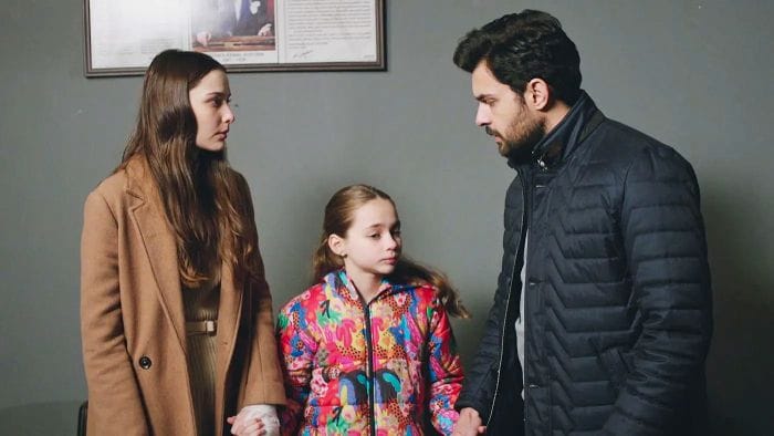 En 'Hicran: en busca de mi hija' Elçin İrem Zehra compartió protagonismo con Berk Bakioğlu , su actual compañero de 'Hermanos'