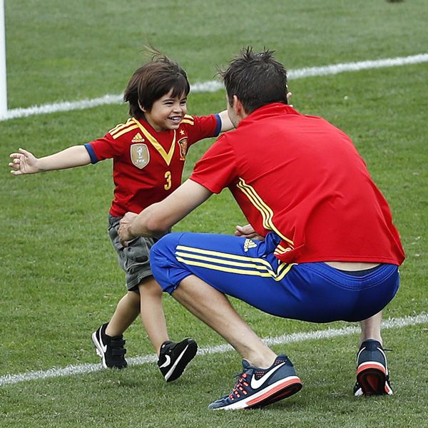 Las fotos más tiernas de Piqué tras el primer partido de la Selección Española en la Eurocopa
